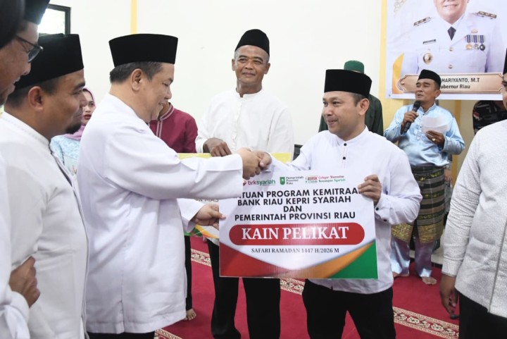 Penyerahan bantuan dari BRKS Syariah