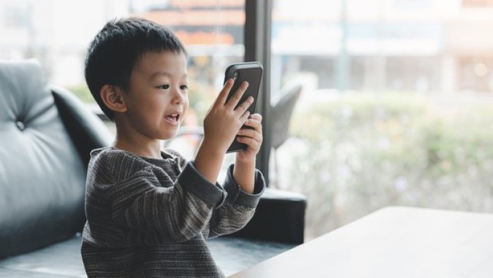 Anak bermain medsos. Sumber: detik.com