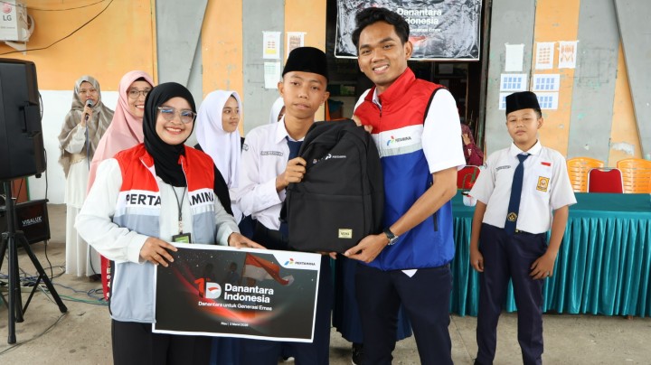 PT Pertamina (Persero) melalui PT Pertamina Hulu Rokan menyalurkan 3.000 paket perlengkapan sekolah setingkat SD dan SMP sederajat di Zona Rokan. SDN 10 Minas dan SMPN 1 Minas menjadi bagian dari sekolah yang dikunjungi perwira Pertamina dalam rangka menyambut HUT Ke-1 Danantara.