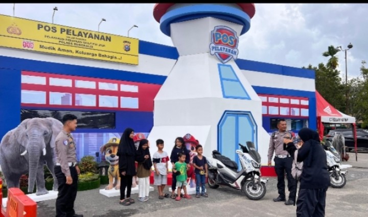 Masyarakat Antusias Berfoto di Posyan Idul Fitri 2026 Mandau