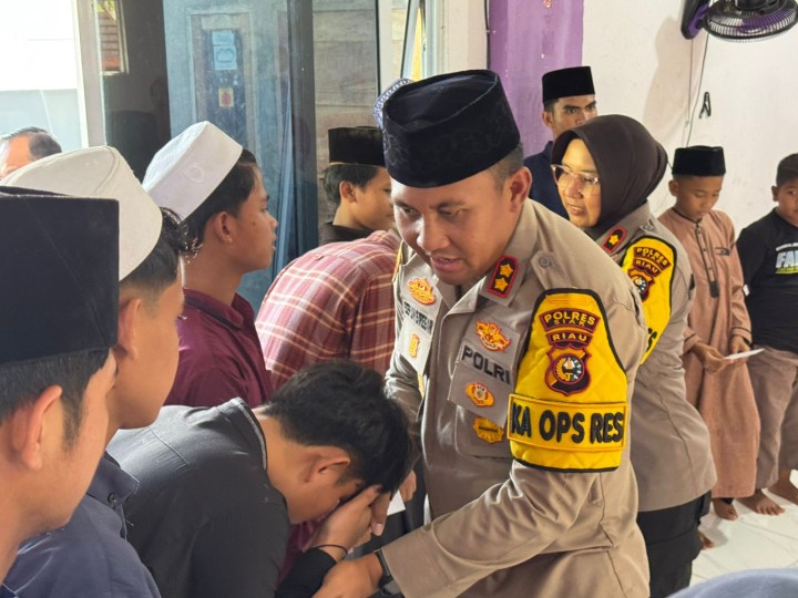 Sentuhan Ramadan Polres Siak, Anak Yatim Rumah Tahfizh Al-Qudsy Terima Takjil