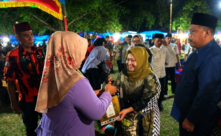 Bupati Bengkalis Kasmarni Bagikan Sembako di Bazar Bersama Bermasa