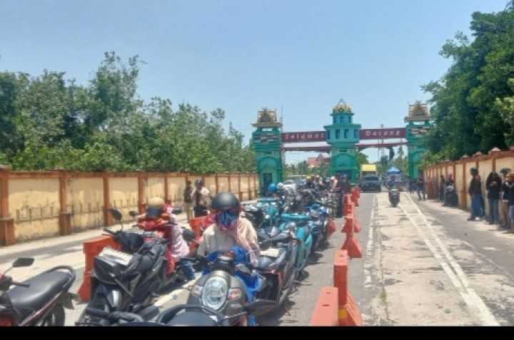 Cuaca Panas Antrian Roro Hingga Berjam Jam, Pengendara Roda Dua Rela Tunda Keberangkatan