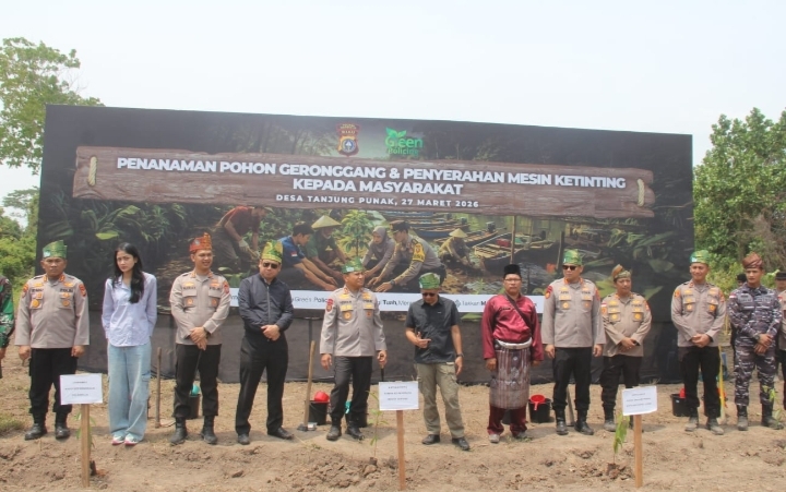 Kapolda Riau Tanam Geronggang dan Bantu Nelayan dengan Mesin Ketinting di Rupat Utara