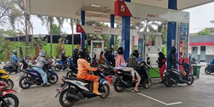 Ilustrasi antre SPBU. Sumber: merdeka.com