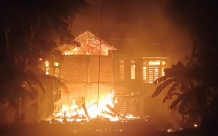 Rumah Bandar Narkoba Ditinggal Kosong Ludes Terbakar di Desa Jangkang