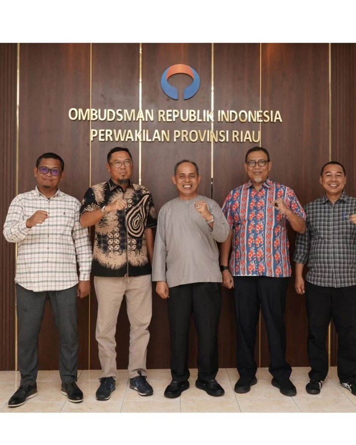 Bupati Indragiri Hilir (Inhil) H. Herman, S.E., M.T. didampingi Sekretaris Daerah Drs. Tantawi Jauhari, M.M., CGRE melakukan kunjungan kerja ke Ombudsman Republik Indonesia Perwakilan Provinsi Riau yang berlokasi di Jalan Arifin Achmad, Komplek Mega Asri, Pekanbaru.