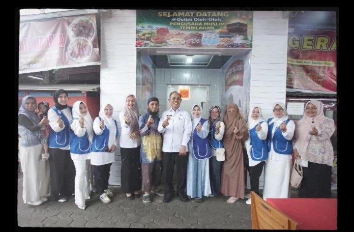 Bupati Inhil H.Herman Bersama Ketua IWAPI Inhil Hj.Katerina Susanti Herman meresmikan Gerai Oleh oleh Khas Inhil Pengusaha Muslim yang berada di Jalan Baharuddin Yusuf Tembilahan.