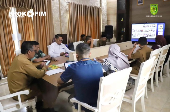 Asisten II Setdakab Indragiri Hilir (Inhil), H. Dwi Budiyanto, S.Sos., M.Si bersama stakeholder terkait mengikuti Rapat Koordinasi (Rakor) Pengendalian Inflasi Daerah bersama Kementerian Dalam Negeri (Kemendagri) melalui video conference, bertempat di Ruang Multimedia Diskominfo Pers, Senin (23/02/2