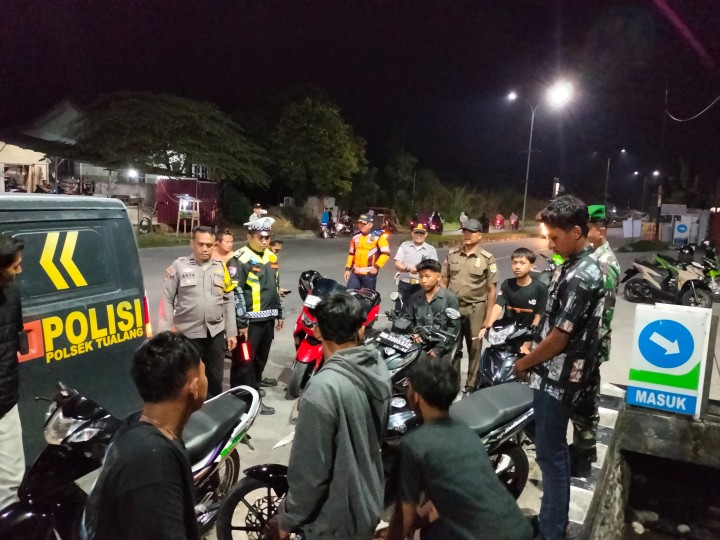 Patroli Dini Hari, Polsek Tualang dan Upika Sisir Titik Rawan Kriminalitas