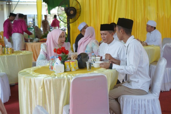 Wakil Bupati Indragiri Hilir, Yuliantini mengikuti kegiatan silaturahmi pada hari pertama Idulfitri, Sabtu 21 Maret 2026.