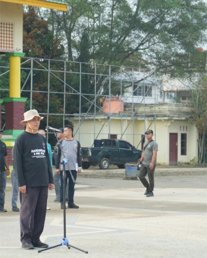 Bupati Indragiri Hilir (Inhil) H. Herman, S.E., M.T. memimpin langsung kegiatan gotong royong di Kota Tembilahan, Jumat (6/2/2026) pagi.