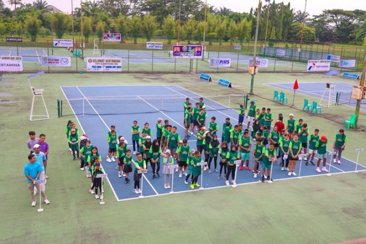 Para atlet tenis junior saat sedang persiapan pertandingan tenis di venue tenis Region Office PTPN IV Regional III beberapa waktu lalu