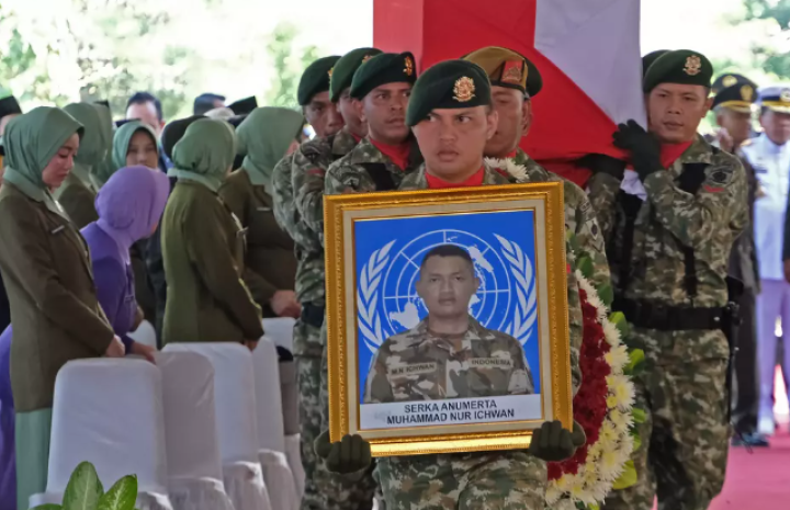 PBB menyatakan tank Israel dan bom pinggir jalan Hizbullah menewaskan pasukan penjaga perdamaian Indonesia