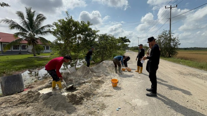 Kapolres Siak Turun Langsung, Jembatan Berbahaya Disulap Jadi Aman dan Kokoh