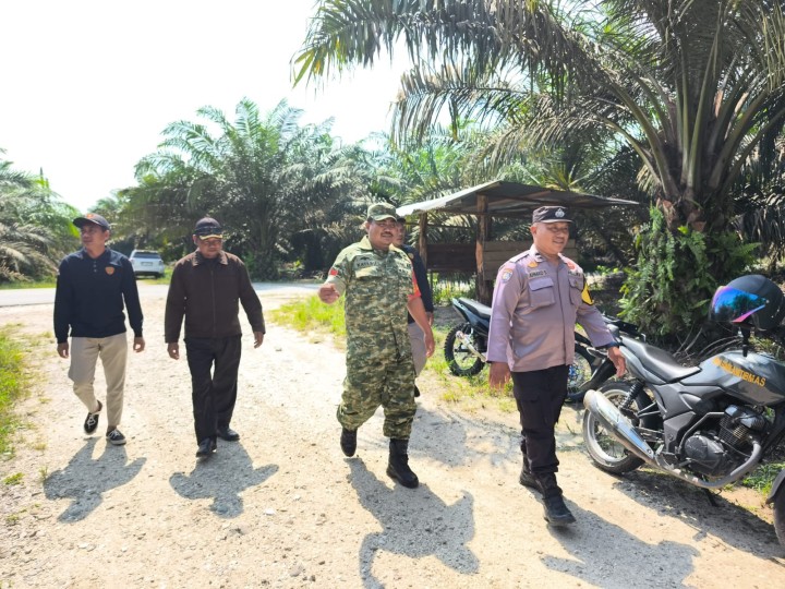 Babinsa Koramil 01/Siak Bersama Warga Laksanakan Patroli, Wilayah Aman 