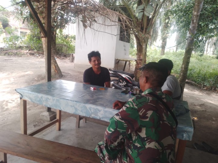 Komsos Babinsa Koramil 01/Siak, Warga Diajak Tingkatkan Kesehatan dan Keamanan Lingkungan 