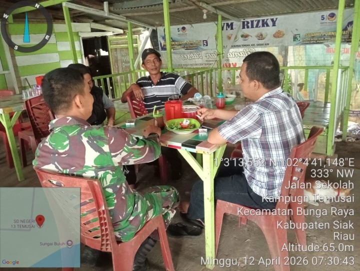 Pererat Silaturahmi, Babinsa Koramil 06/PWK Sabak Auh Gelar Komsos di Bungaraya