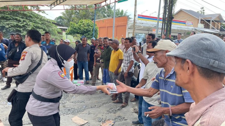 Aksi Blokir Jalan Jilid II di Minas Kondusif, Kapolsek Turun Langsung dengan Pendekatan Humanis