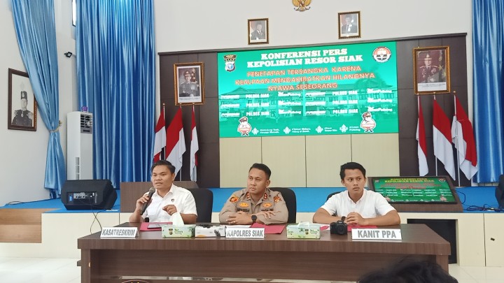 Konferensi pers di polres siak