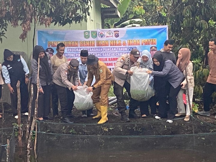 Dukung Ketahanan Pangan, Polisi dan Warga Tualang Tebar Ribuan Bibit Ikan