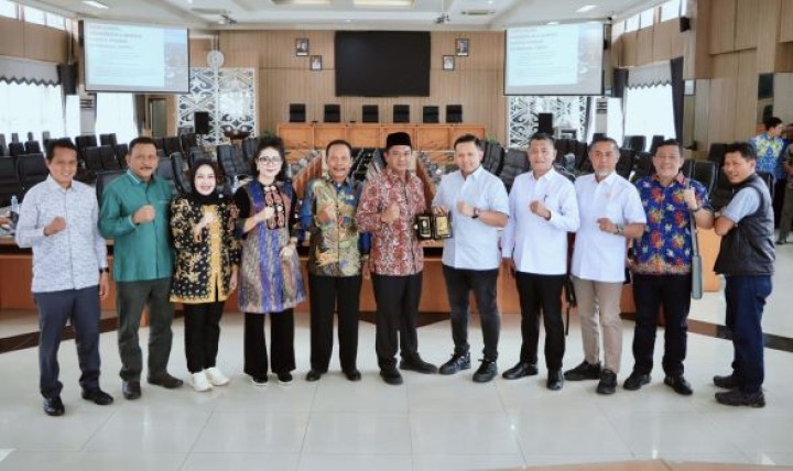 Panitia Khusus (Pansus) DPRD Provinsi Riau Lakukan Kunjungan Kerja ke DPRD Kalsel
