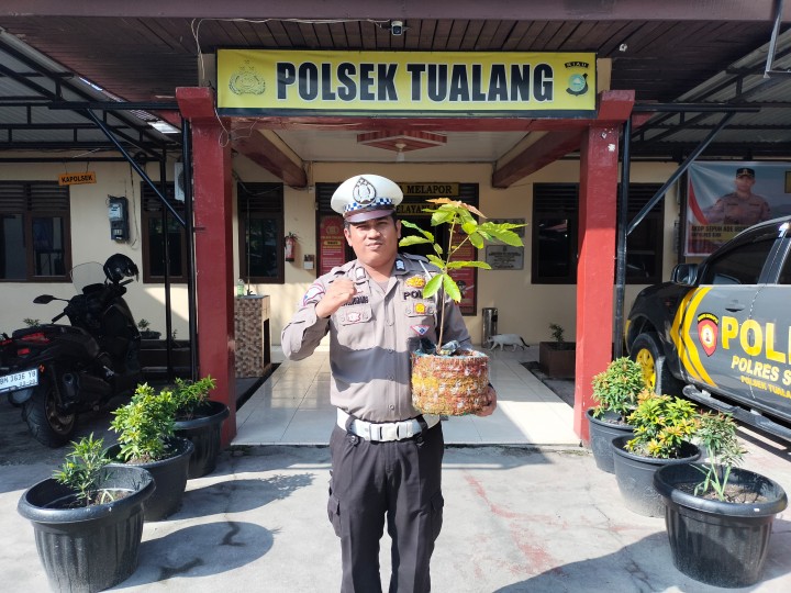 Ulang Tahun Lebih Bermakna, Personel Polsek Tualang Dapat Bibit Pohon