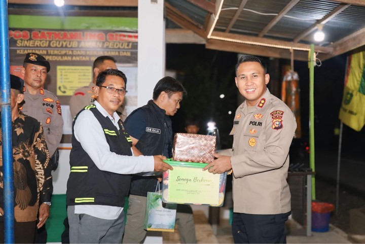 Kapolres Siak Sambangi Satkamling SIGAP di Koto Gasib, Perkuat Keamanan Lingkungan