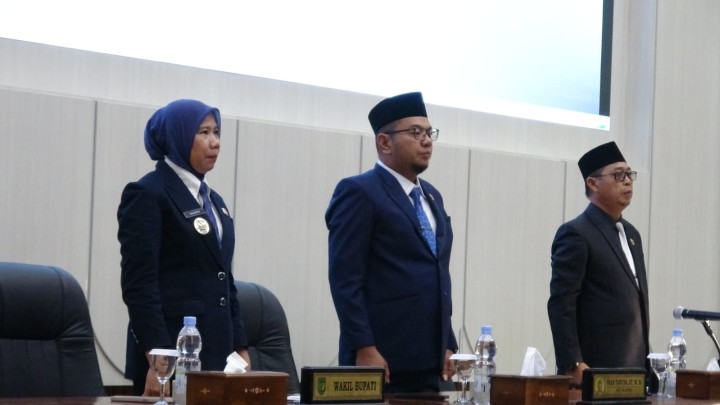 Wakil Bupati Indragiri Hilir, Yuliantini, menghadiri Rapat Paripurna ke-7.