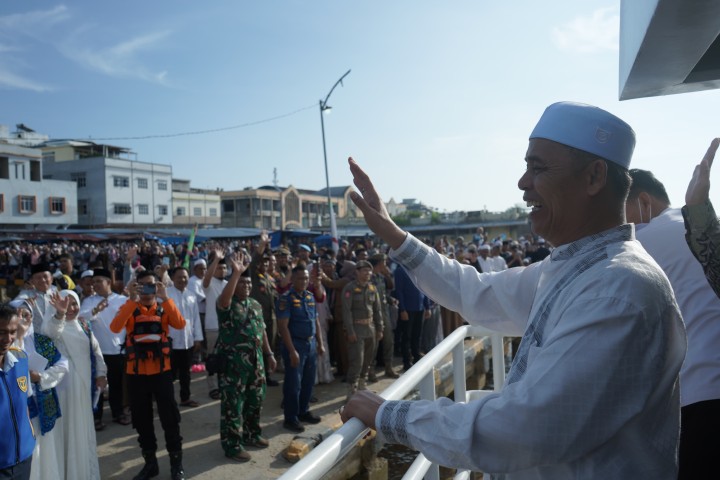 Bupati Indragiri Hilir (Inhil), Herman, resmi melepas 307 jamaah calon haji (JCH) yang tergabung dalam Kloter 7, Selasa (28/4/2026) pagi, di Masjid Agung Al-Huda Tembilahan.