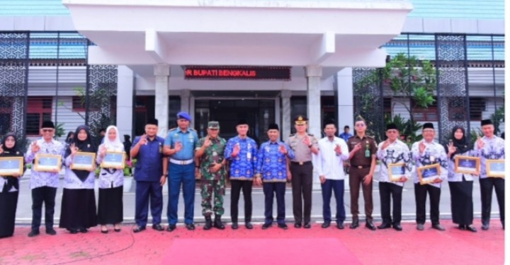 Insan Pendidik Dapat Penghargaan Usai Pemkab Bengkalis Gelar Apel Hardiknas