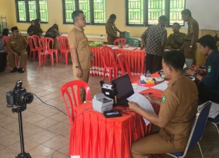 Disdukcapil Bengkalis Jemput Bola Rekam Pelajar SMAN 5 Sungai Batang