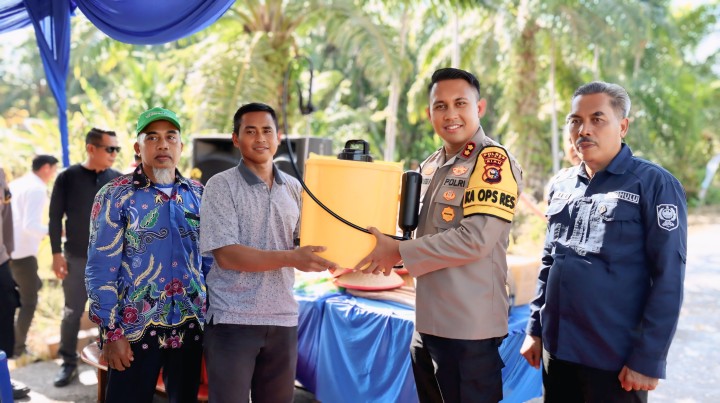 Kapolres Siak Serahkan Alsintan untuk Petani, Dukung Swasembada Pangan