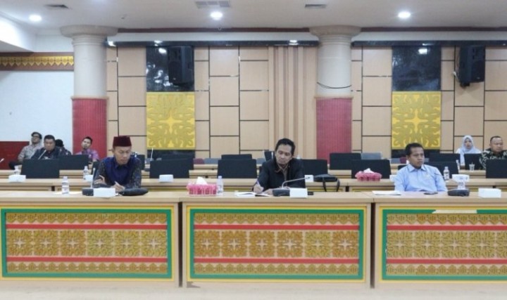 Ketua pansus Optimalisasi Pendapatan daerah Abdulllah saat melakukan rapat dengan eksekutif 
