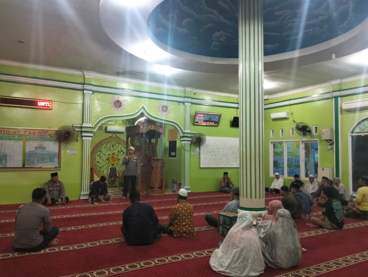 Meski Hujan, Polsek Tualang Tetap Dekatkan Diri dengan Masyarakat Lewat Suling
