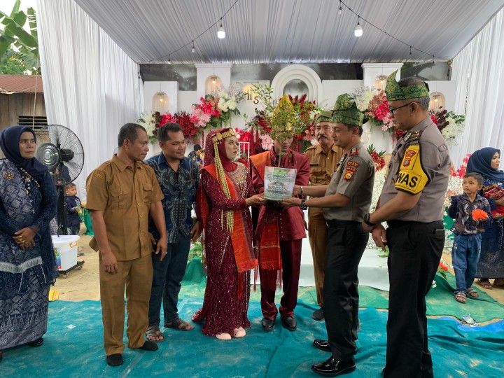 Pengantin Baru di Kandis Terima Hadiah Bibit Ketapang dari Polsek Kandis