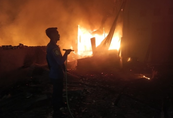 Diduga Konsleting Listrik, Ruko dan Rumah di Rupat Utara Ludes Terbakar