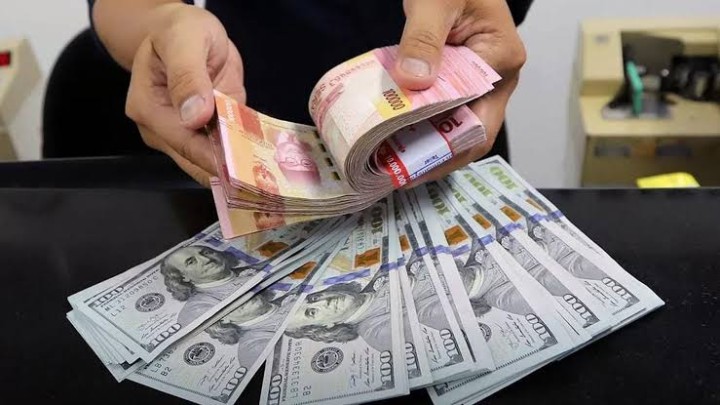Rupiah Diramalkan Bertahan di Rp17.000 per Dolar AS