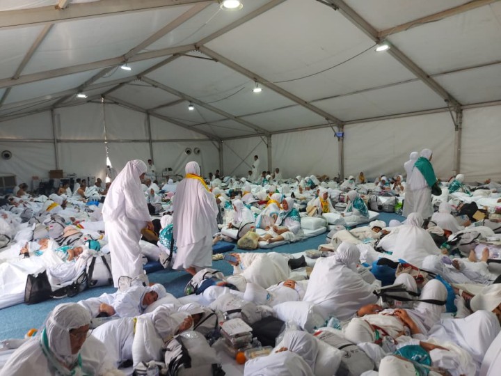 Meski Cuaca Terik dan Fasilitas Terbatas, Jemaah Haji Siak Tetap Khusyuk di Arafah