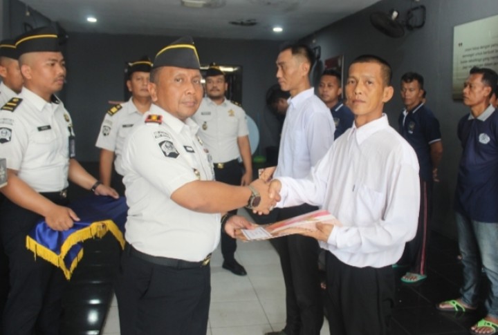 Momen Waisak 18 Warga Binaan Dapatkan Remisi, Satu Orang Langsung Bebas.  