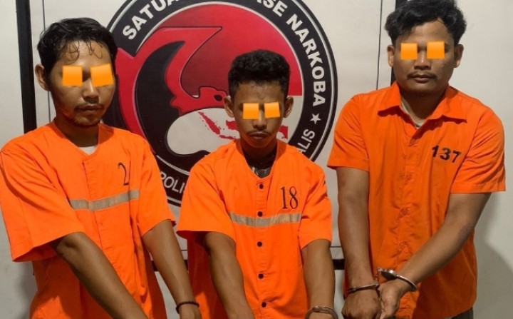 Sita Ganja dan Alat Hisap Sabu Tiga Orang Pria Diringkus di Desa Pendekik
