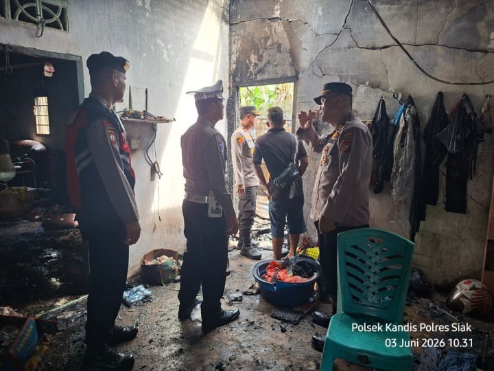 Kapolsek Kandis Serahkan Bantuan kepada Warga Terdampak Musibah Kebakaran