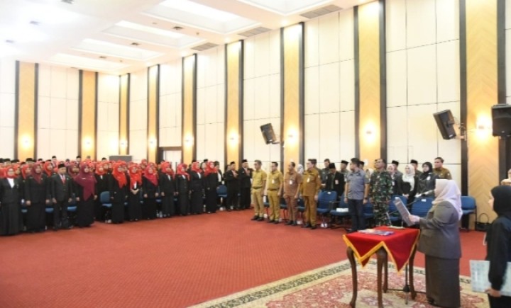 Bupati Kasmarni Lantik 215 Kepala Sekolah