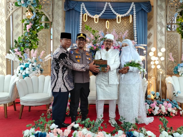 Tanam Harapan Bersama, Kapolsek Tualang Serahkan Bibit Pohon kepada Pengantin sebagai Simbol Cinta Lingkungan