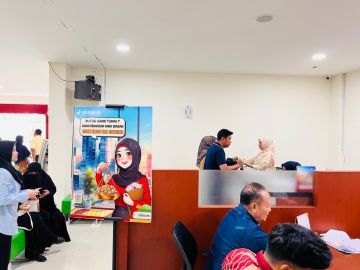 Suasana Pelayanan Rahn Gadai Emas di BRKS Arifin Ahmad, Pekanbaru