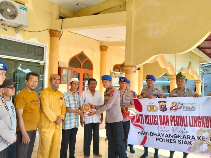 Hari Bhayangkara ke-80, Polres Siak Salurkan Al-Qur'an dan Peralatan Kebersihan untuk Masjid