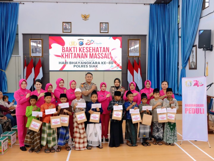 Sambut Hari Bhayangkara Ke-80, Polres Siak Gelar Donor Darah, Pengobatan Gratis, Khitanan Massal, dan Salurkan Ratusan Paket Sembako