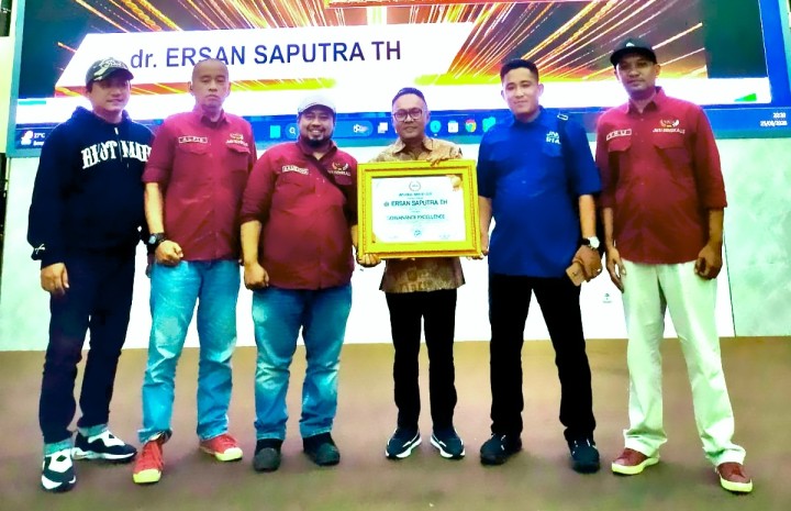 HUT ke 6 JMSI Award, Sekda Bengkalis Terima Penghargaan