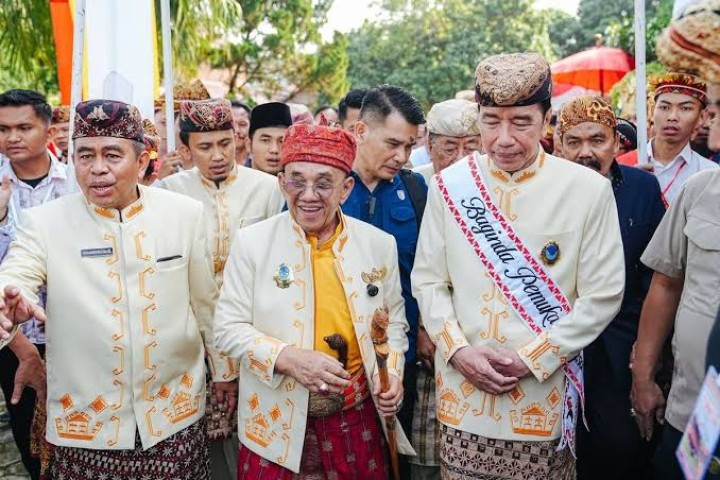 Presiden ke-7 Joko Widodo mengenakan baju adat Lampung. Sumber: kompas.com
