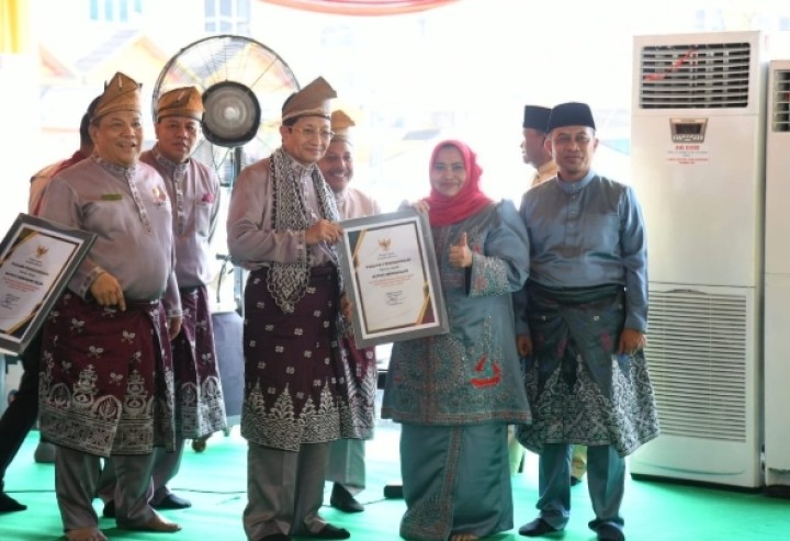 Bupati Bengkalis Kasmarni Dapat Penghargaan Menteri Agama